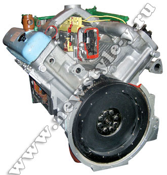 Двигатель автомобиля ЯМЗ семейства автомобилей МАЗ с навесным оборудованием (агрегаты в разрезе)